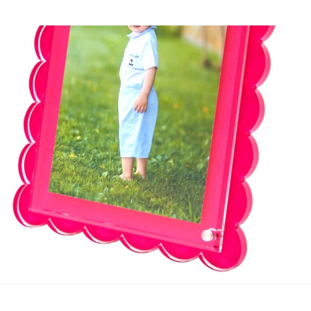 NEW TARA WILSON DESIGNS scallop acrylic picture frame in pink